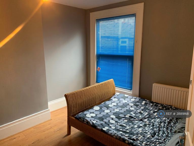 Room Canterbury Road in Watford