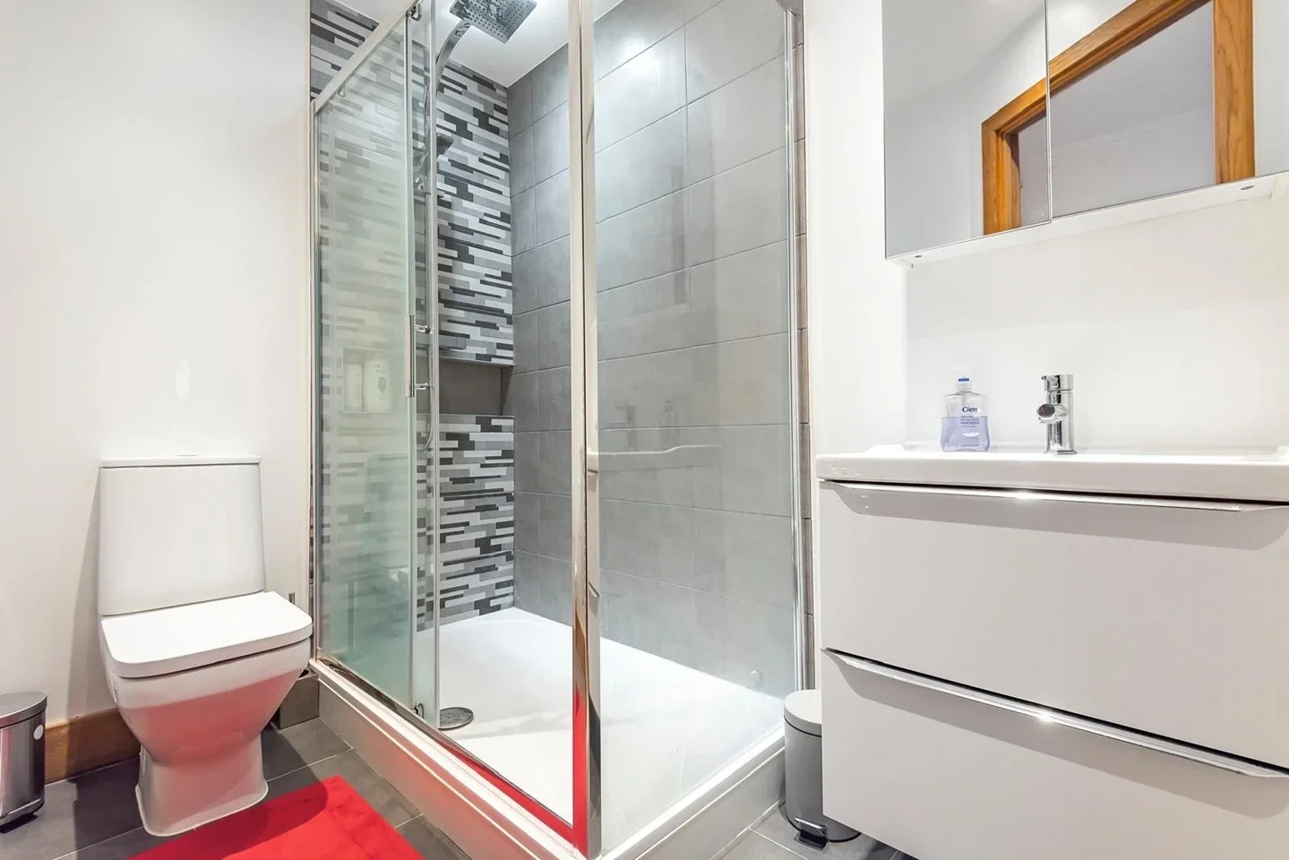 Flat Skerne Walk in Greater London