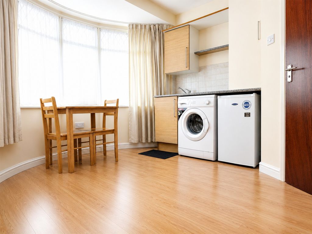 Flat Nightingale Road in Greater London
