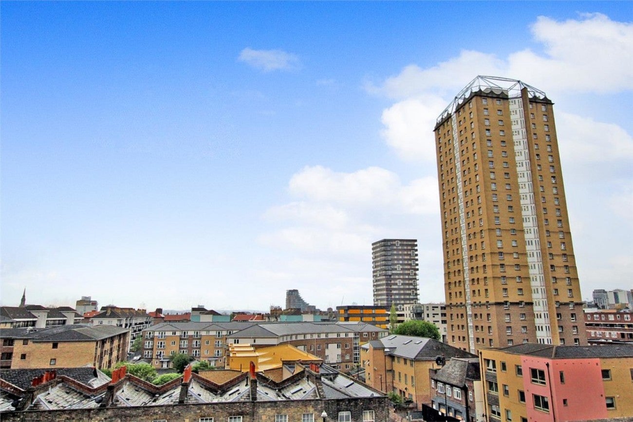 Flat Commercial Road in Greater London