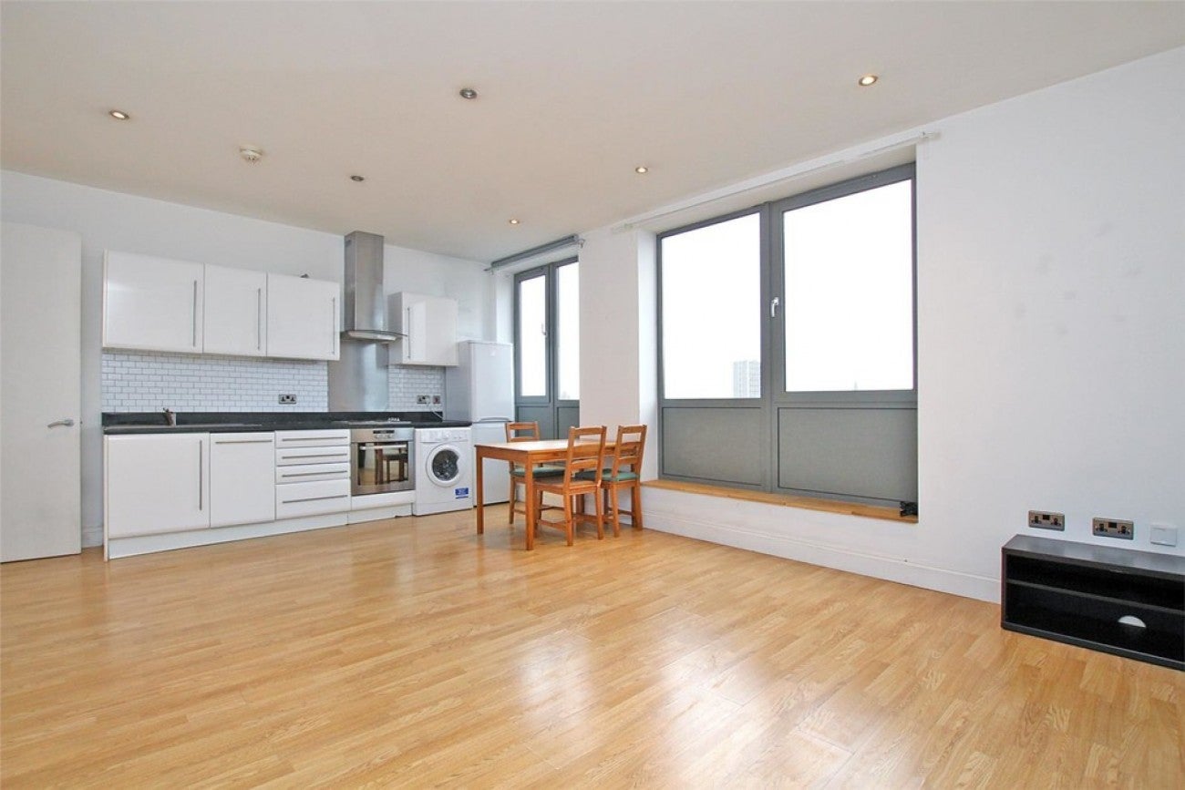 Flat Commercial Road in Greater London