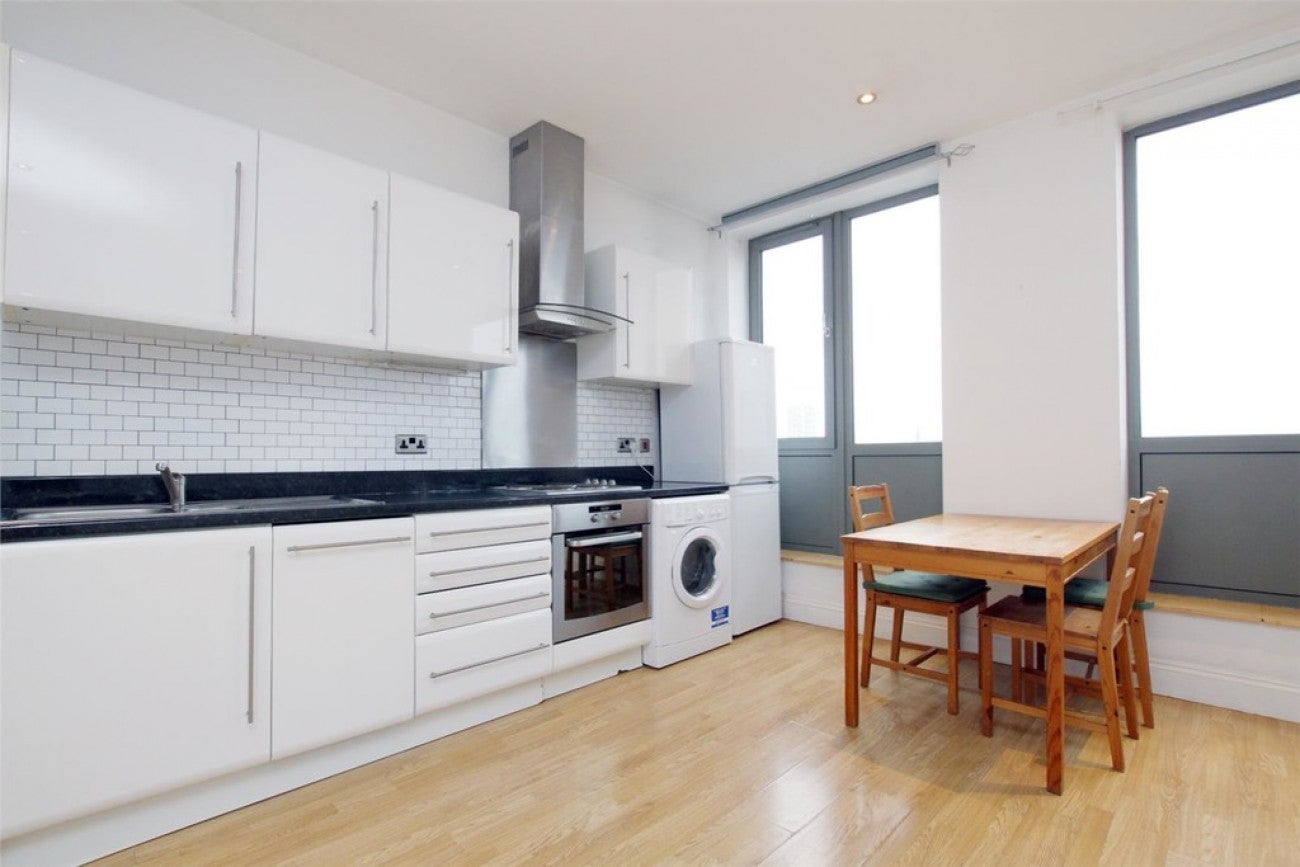 Flat Commercial Road in Greater London