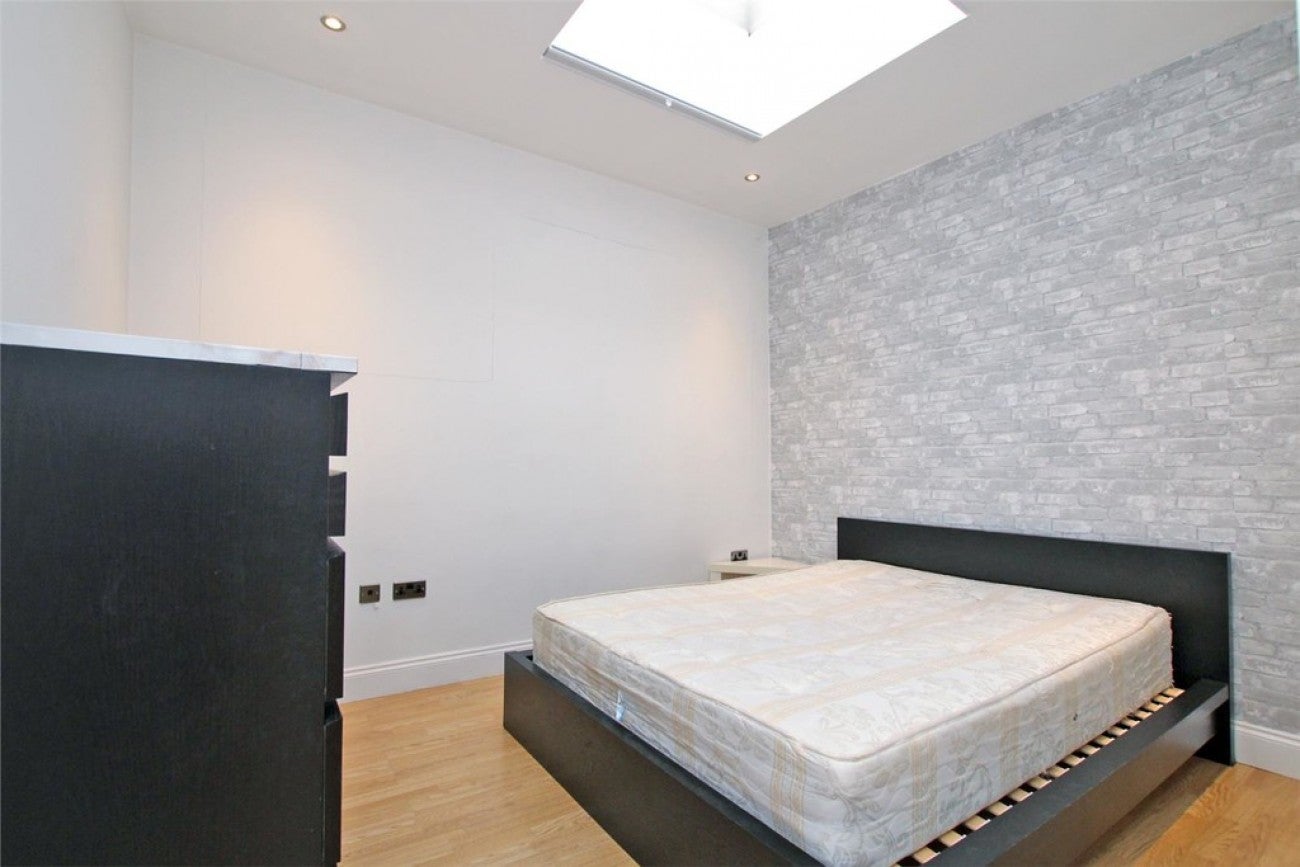 Flat Commercial Road in Greater London