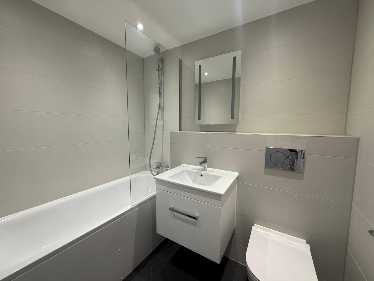 Room Sudbury Hill Close in Greater London