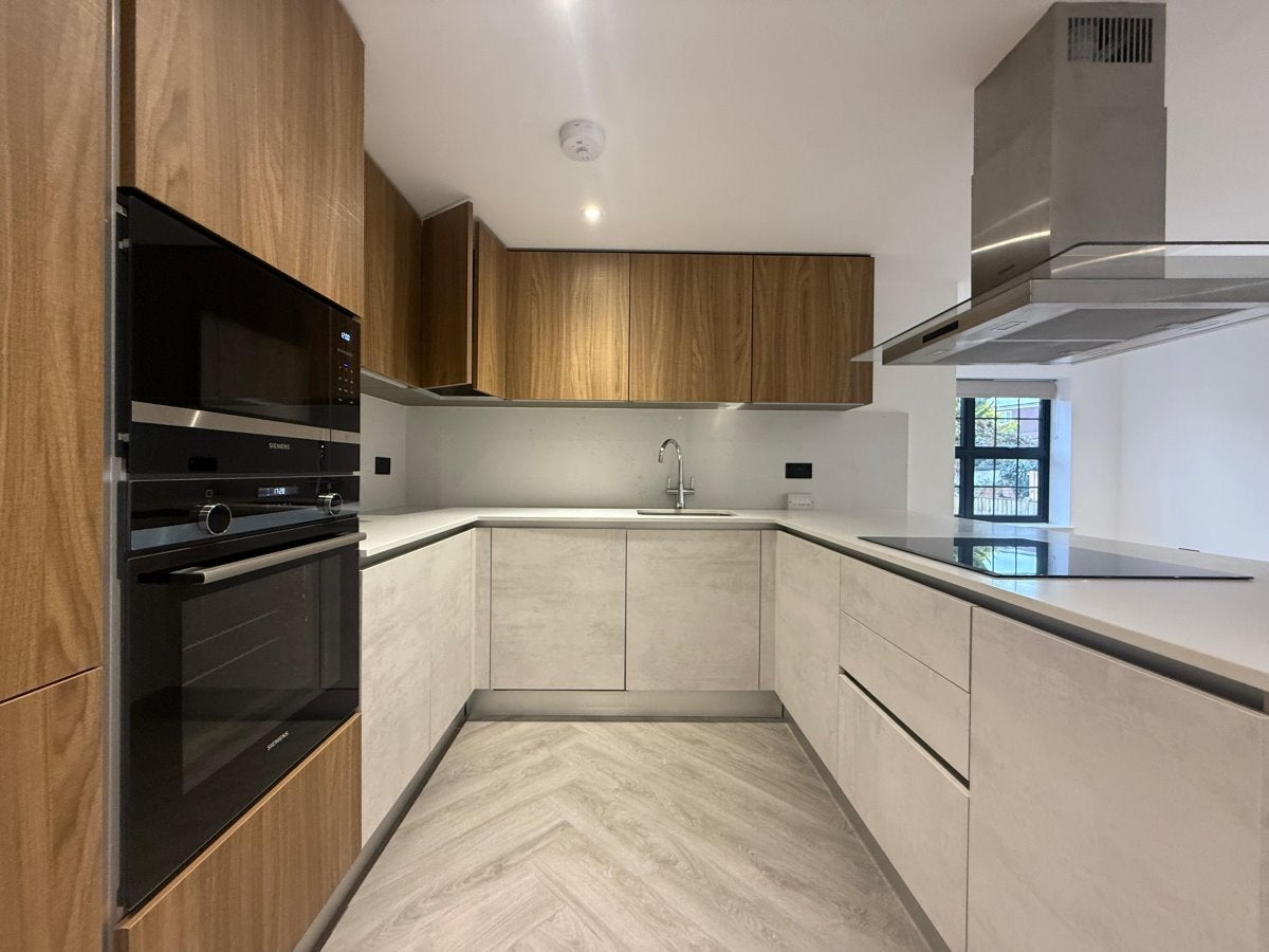 Room Sudbury Hill Close in Greater London
