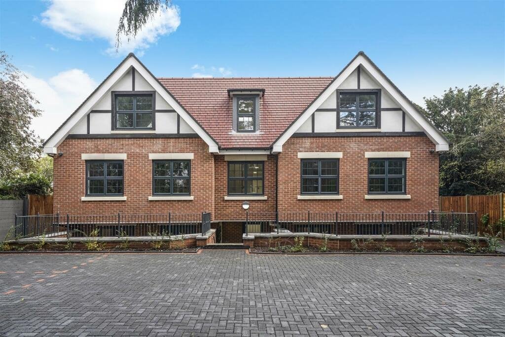 Room Sudbury Hill Close in Greater London