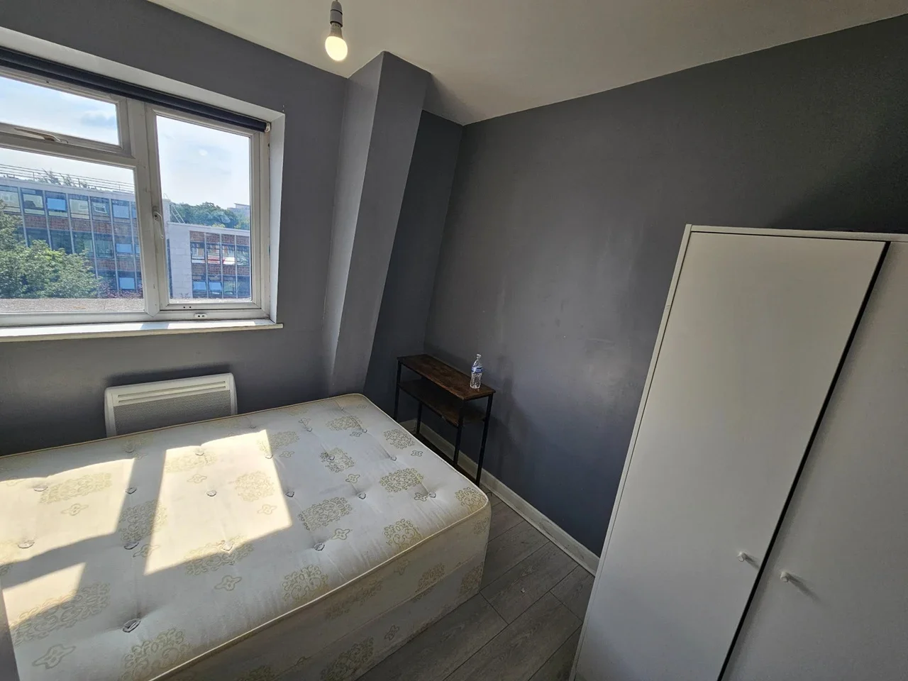 Flat Imperial Drive in Greater London