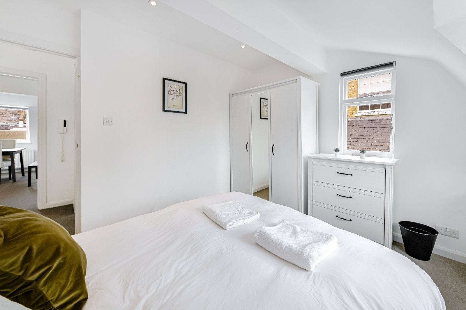 Flat St George's Drive in City of Westminster