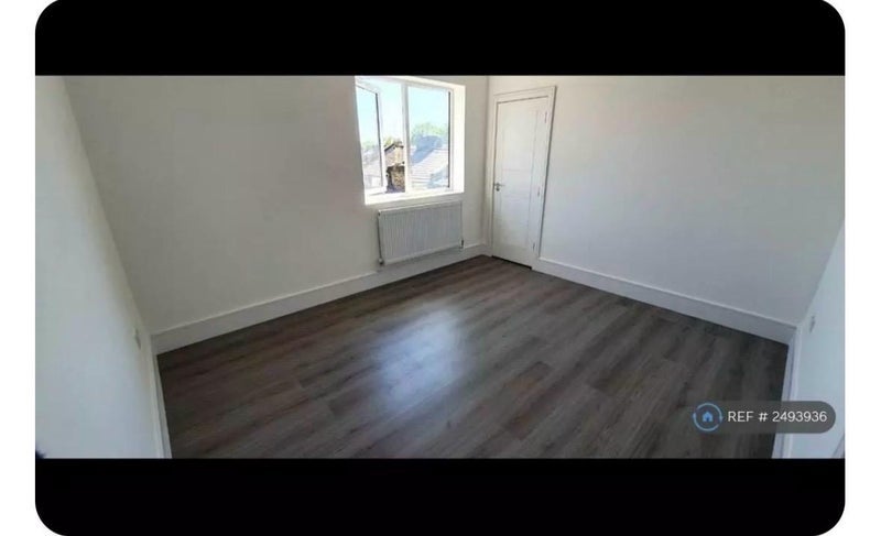 Room Essex Street in Greater London