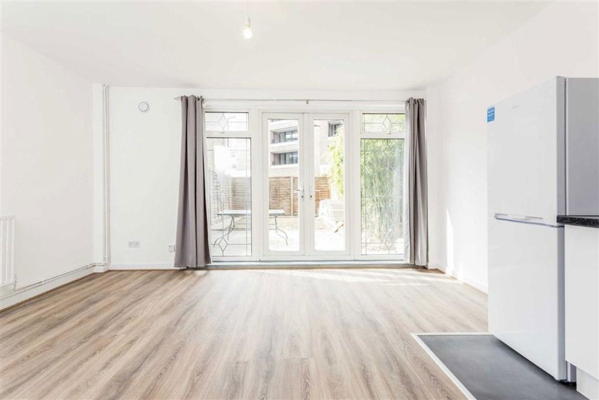 Flat Weymouth Terrace in Greater London