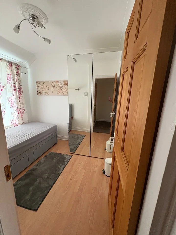 Room Thornton Road in Greater London
