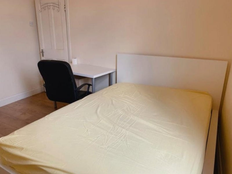 Room Arnold Road in Greater London