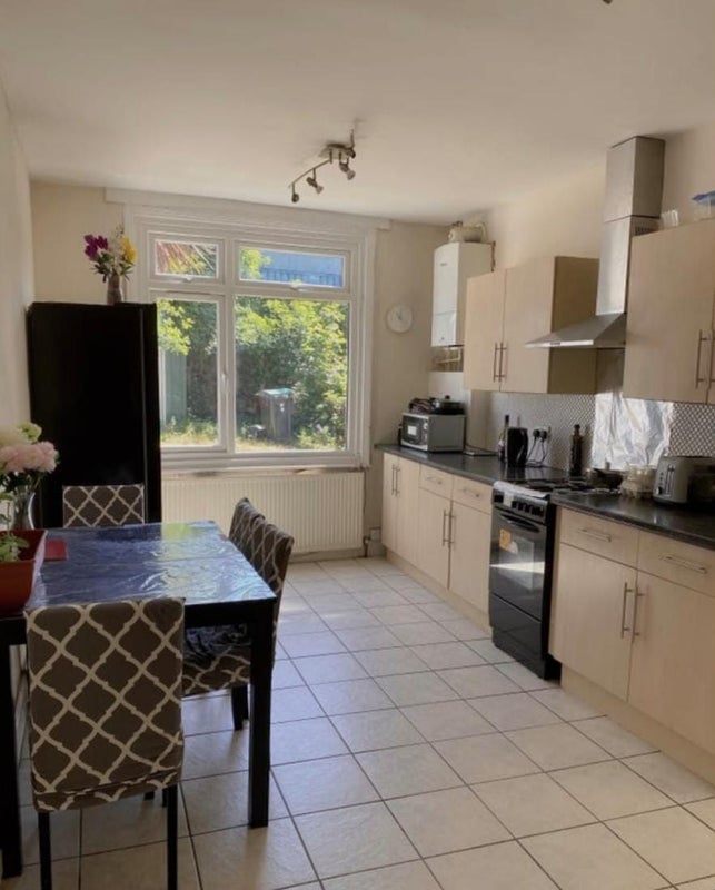 Room Arnold Road in Greater London