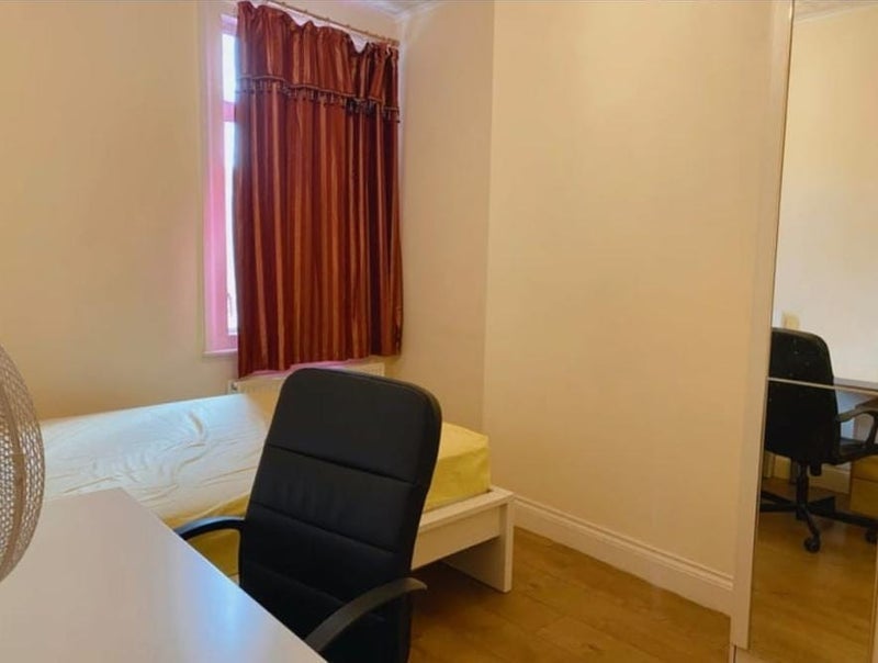 Room Arnold Road in Greater London