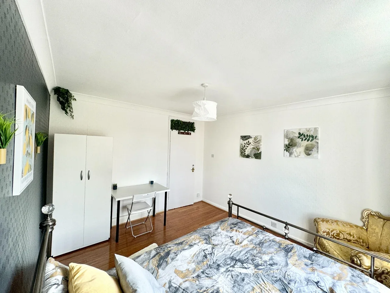 Room St Charles Square in Greater London