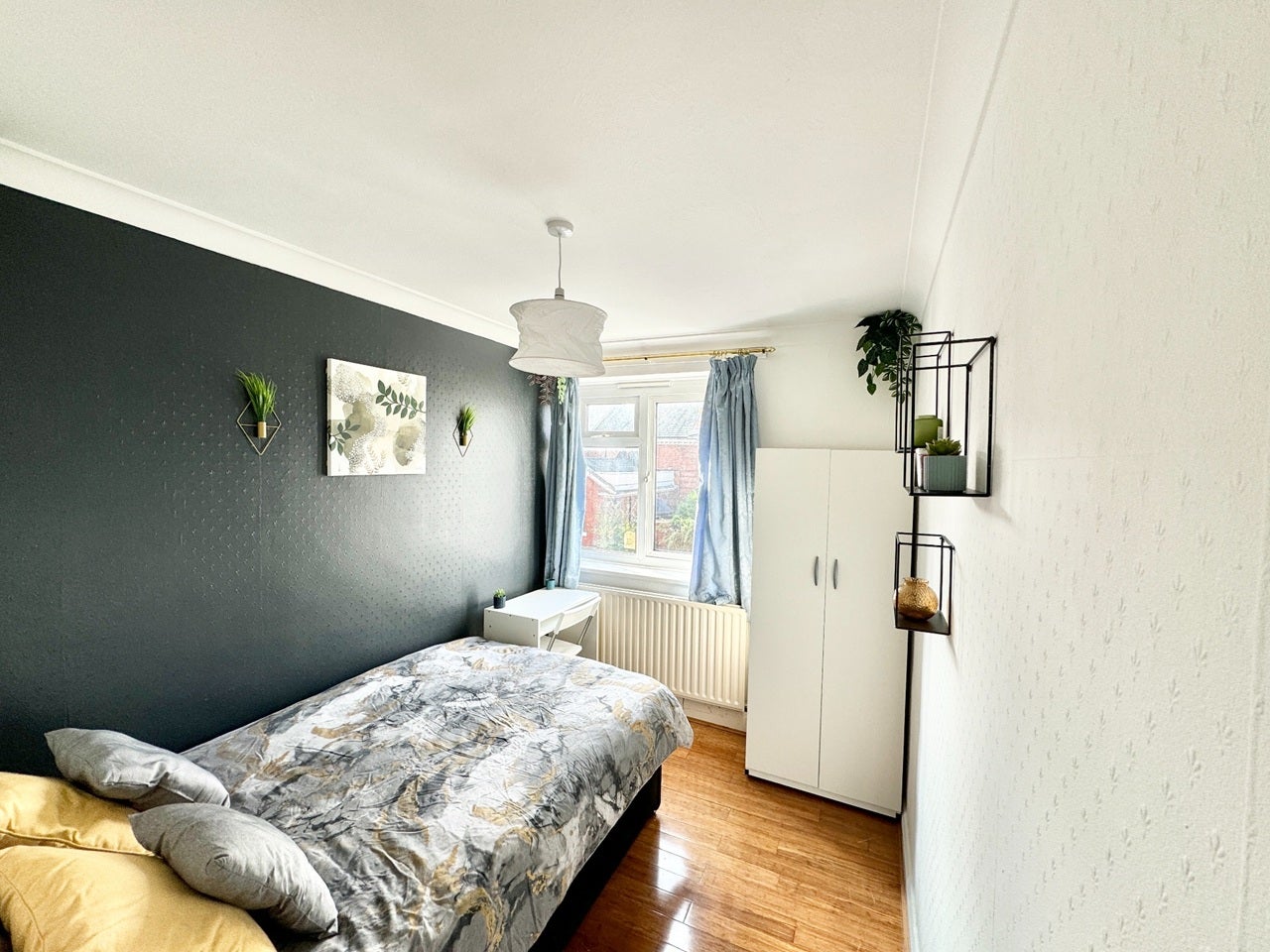Room St Charles Square in Greater London