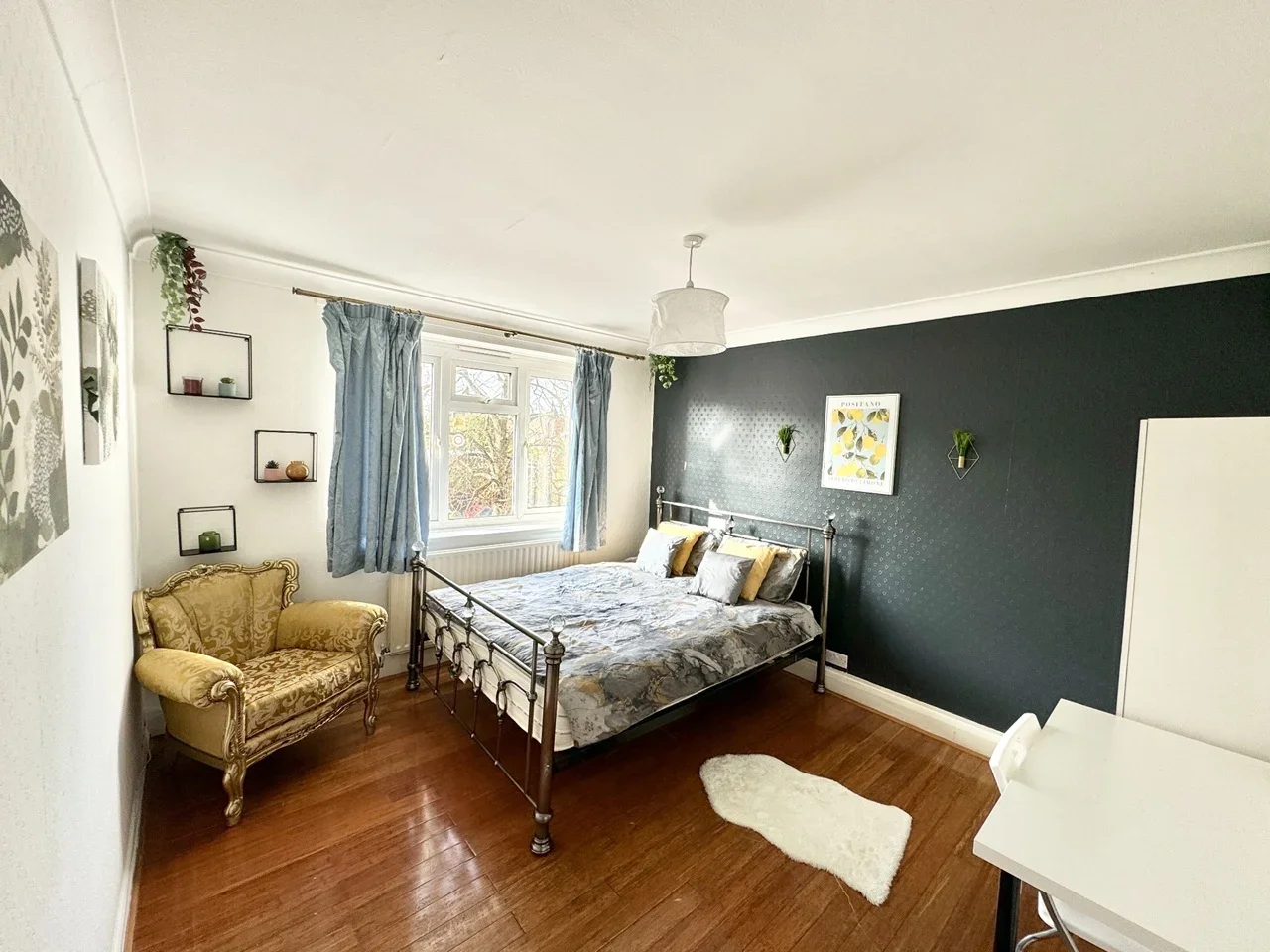 Room St Charles Square in Greater London