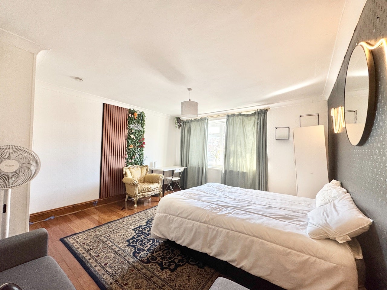 Room St Charles Square in Greater London