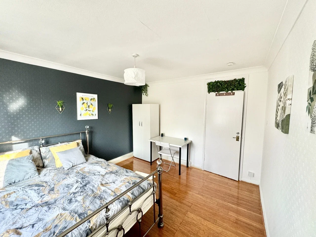 Room St Charles Square in Greater London