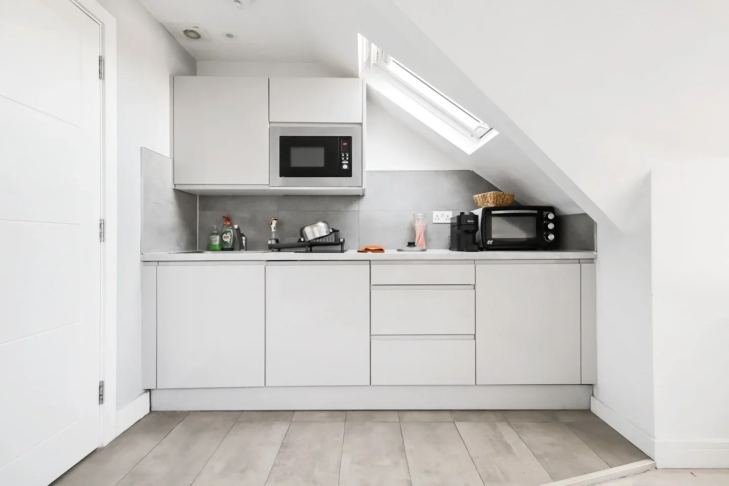Flat Montserrat Road in Greater London