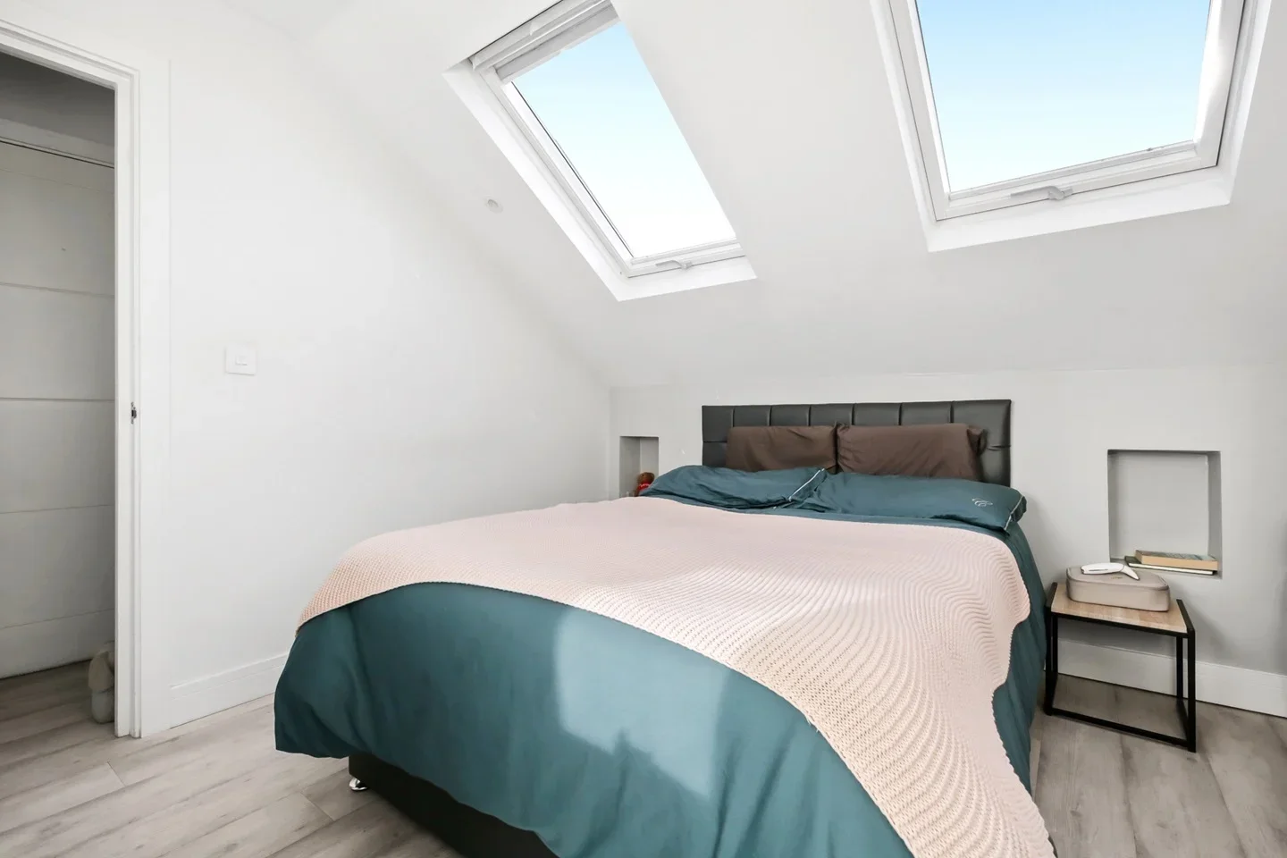 Flat Montserrat Road in Greater London