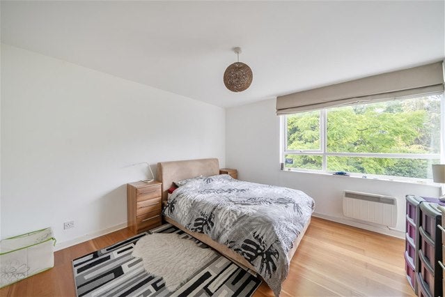 Flat Lovelace Road in Greater London