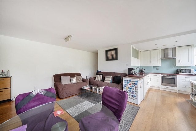 Flat Lovelace Road in Greater London