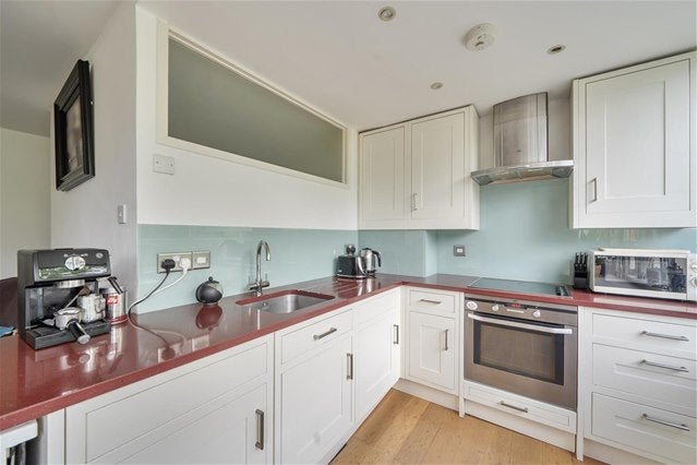 Flat Lovelace Road in Greater London