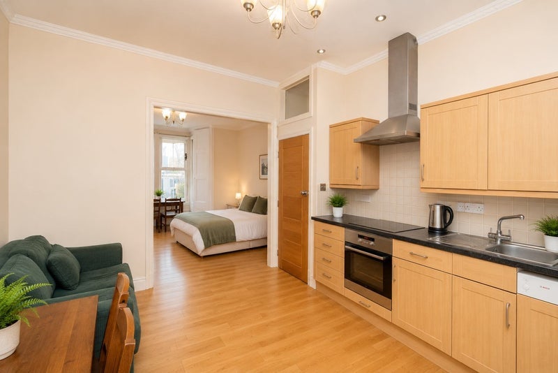 Flat Brownswood Road in Greater London
