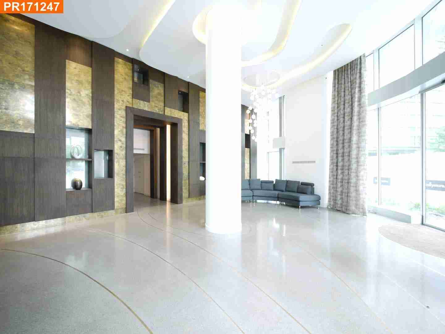 Flat Biscayne Avenue in Greater London
