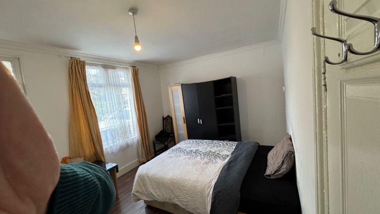 Room Stroud Road in Greater London