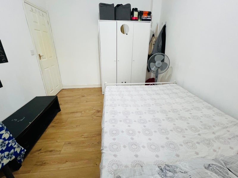 Room Shelley Avenue in Greater London