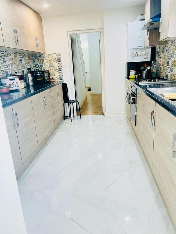 Room Shelley Avenue in Greater London