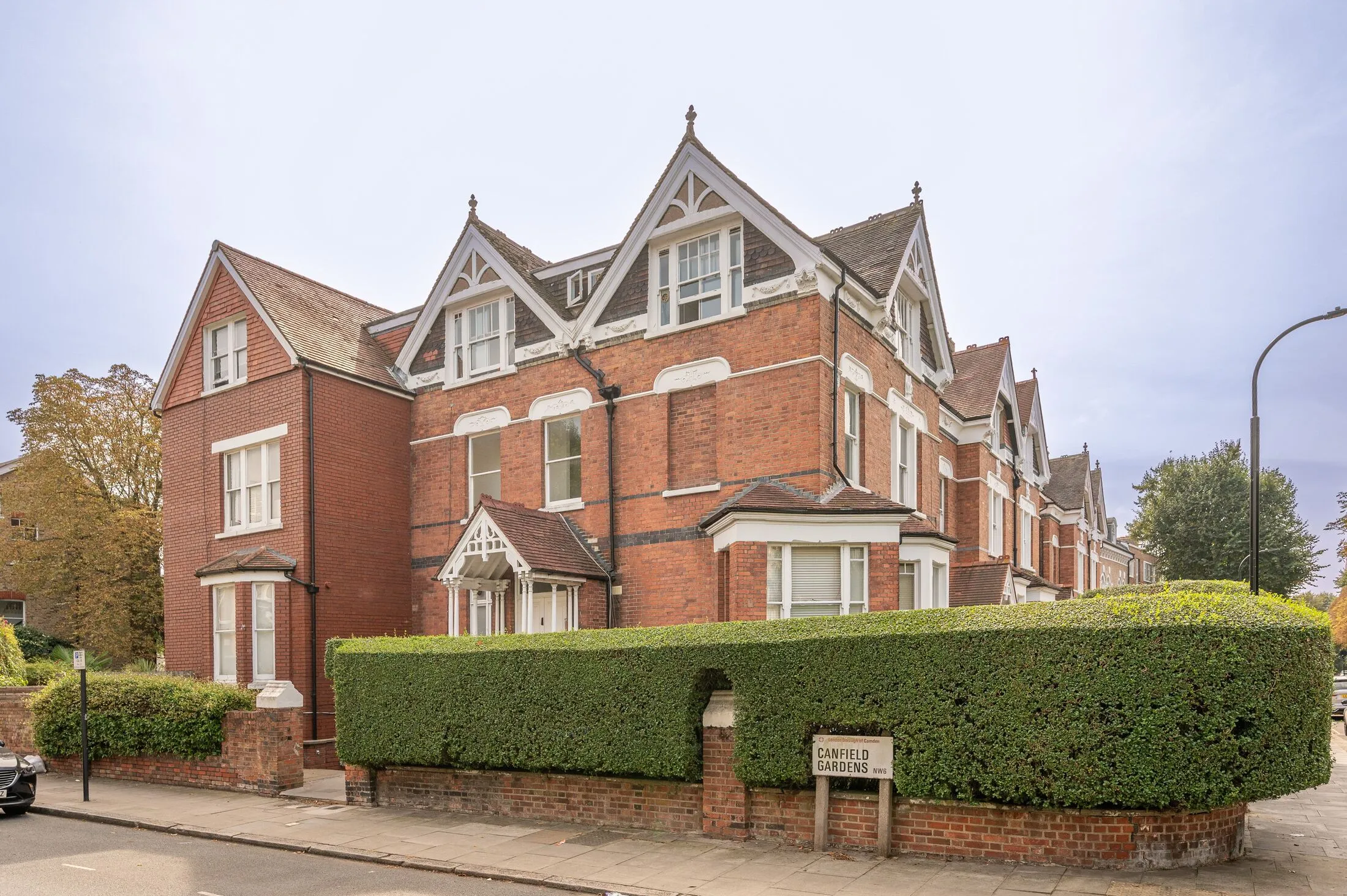 Flat Canfield Gardens in Greater London