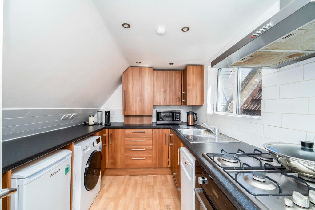 Flat Woodville Road in Greater London