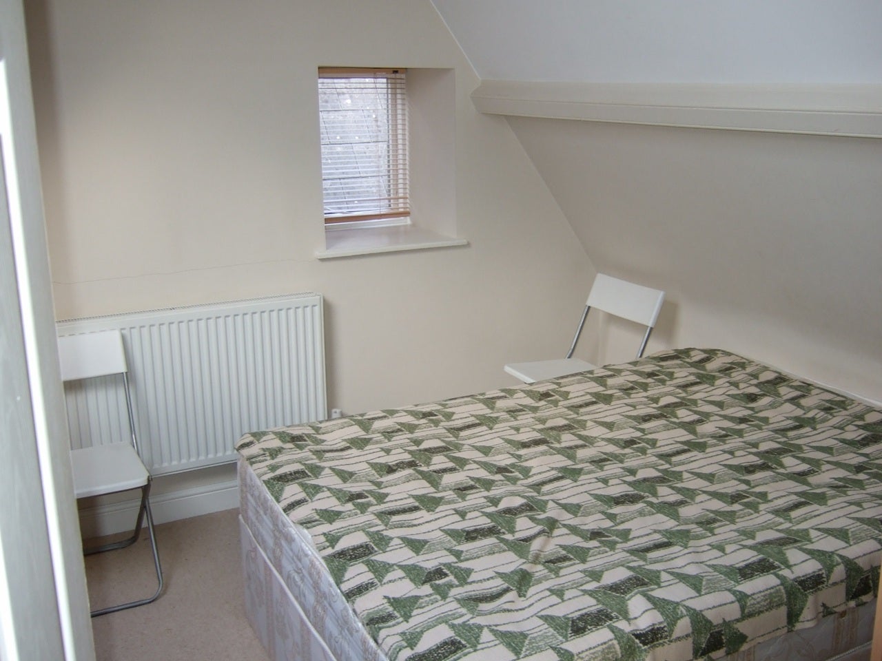 Flat Woodville Road in Greater London