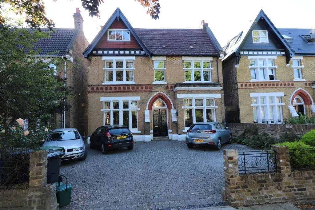Flat Woodville Road in Greater London