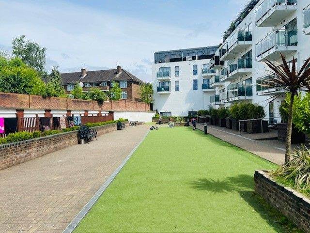 Flat Windsor Close in Greater London