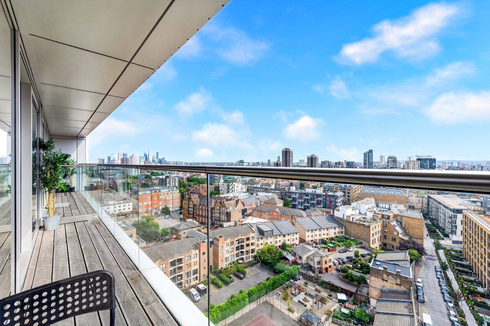 Flat Commercial Road in Greater London