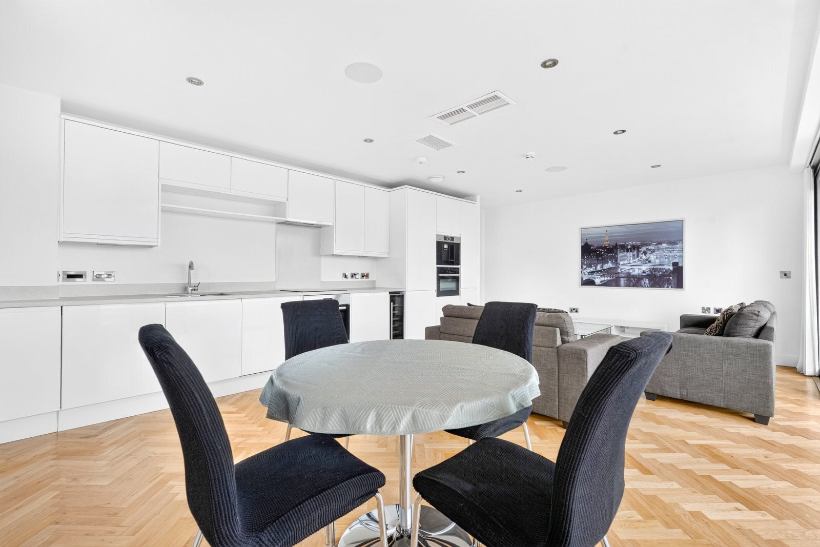 Flat Commercial Road in Greater London