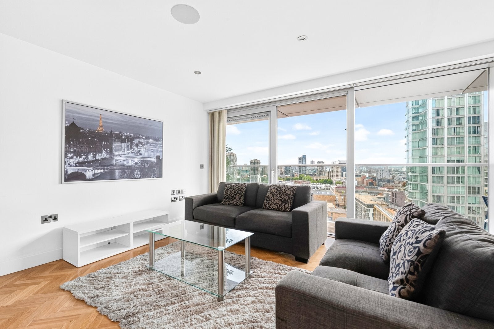 Flat Commercial Road in Greater London
