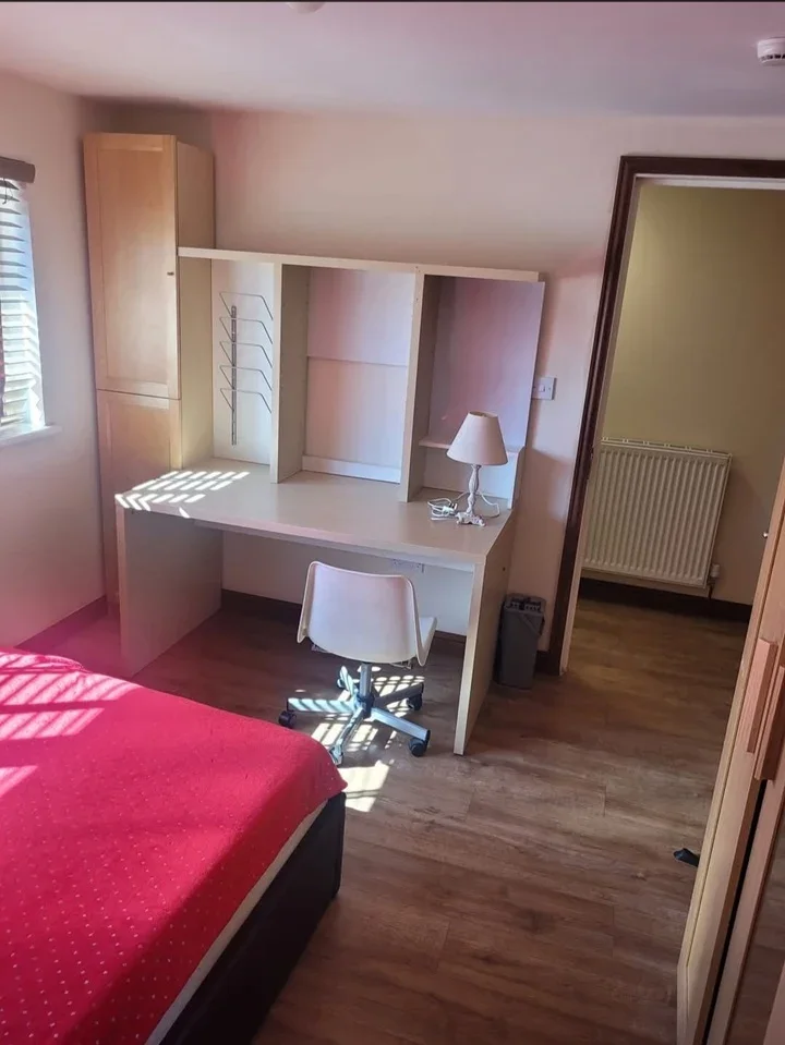 Room Warbank Crescent in Greater London