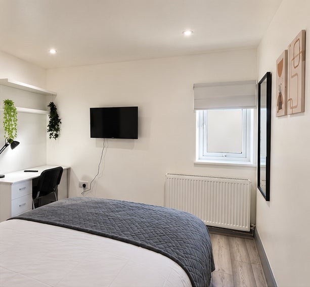 Room Saunders Road in Greater London