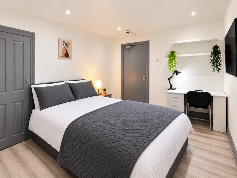 Room Saunders Road in Greater London