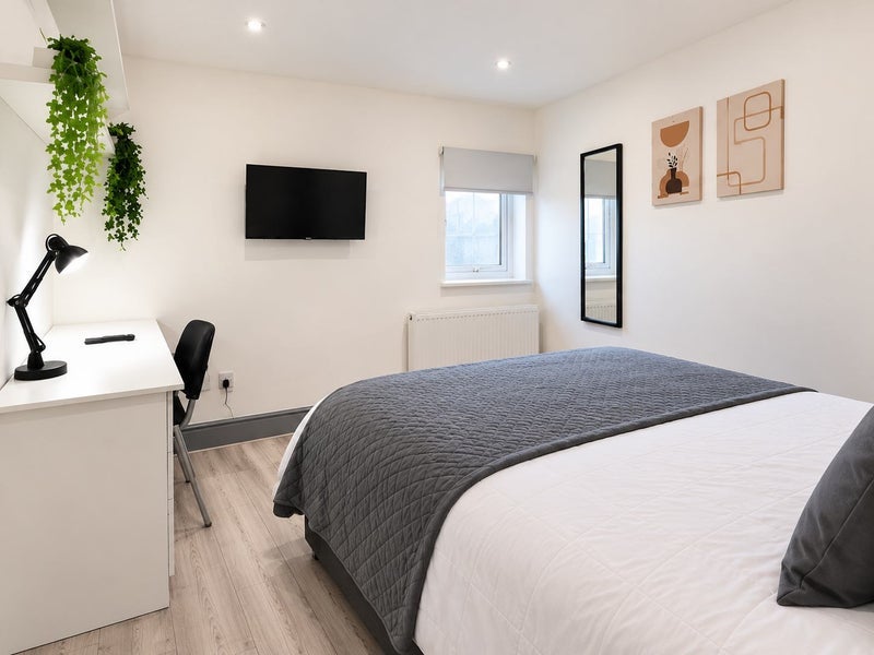 Room Saunders Road in Greater London