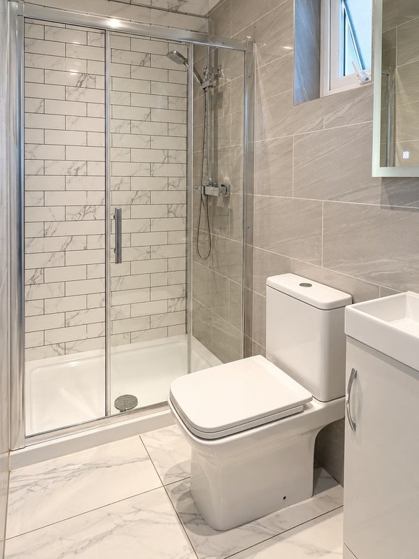 Room Saunders Road in Greater London