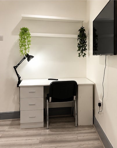 Room Saunders Road in Greater London