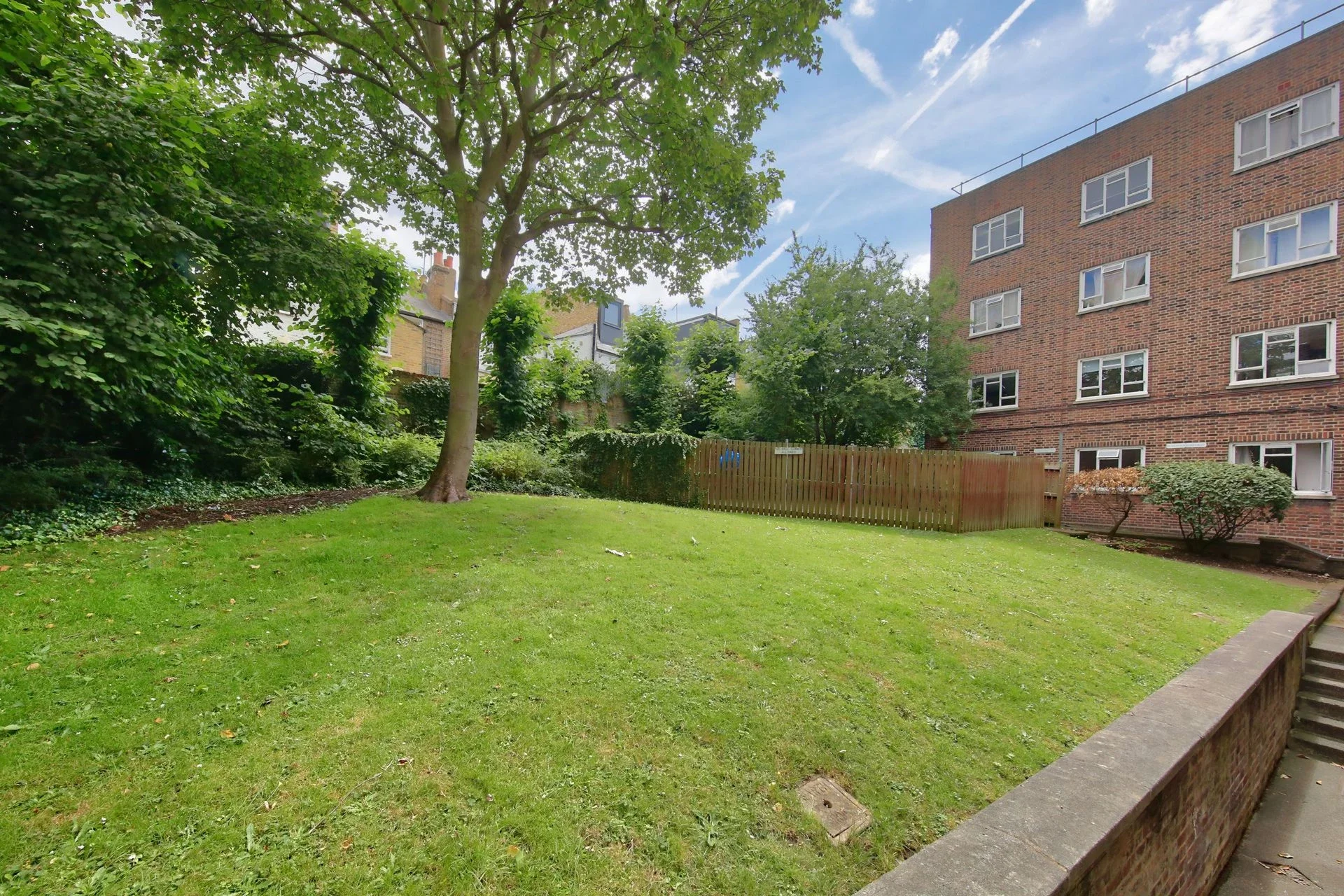 Flat Fairfield Drive in Greater London