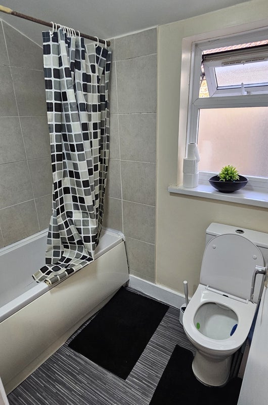 Room Eve Road in Greater London