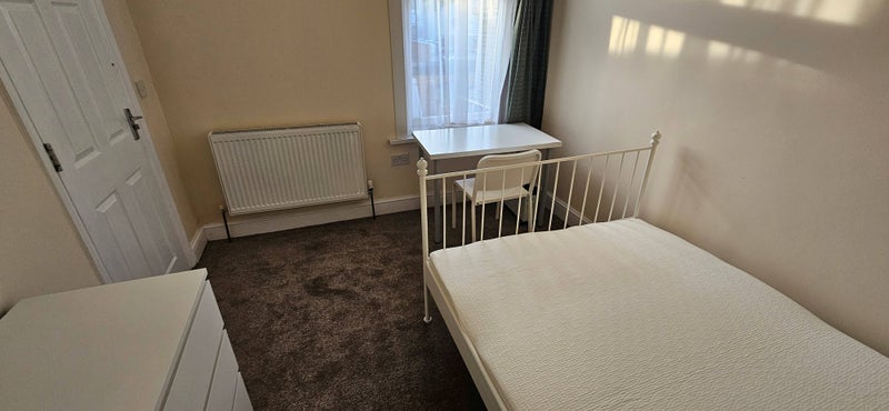 Room Eve Road in Greater London